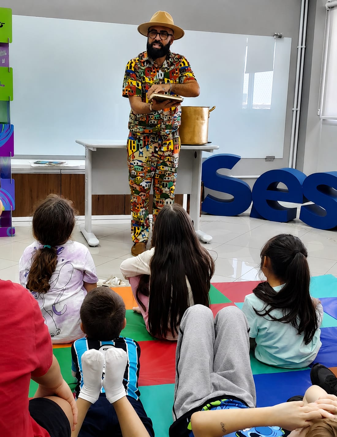 Eliandro Rocha com crianças e livros