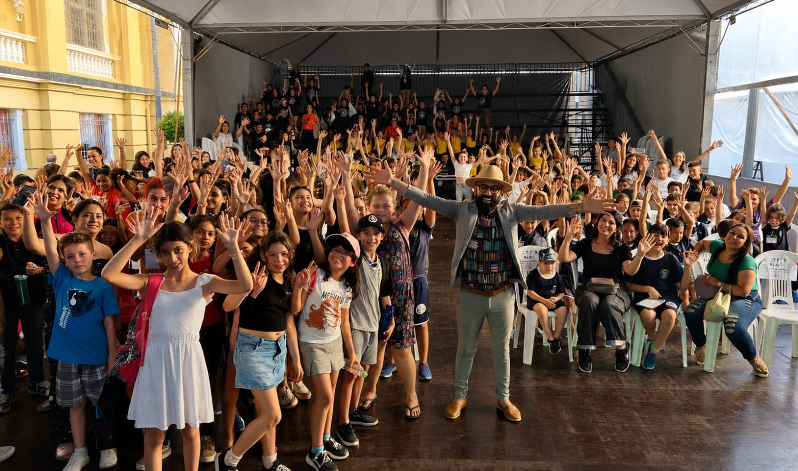 Eliandro Rocha em mediação de leitura em escola
