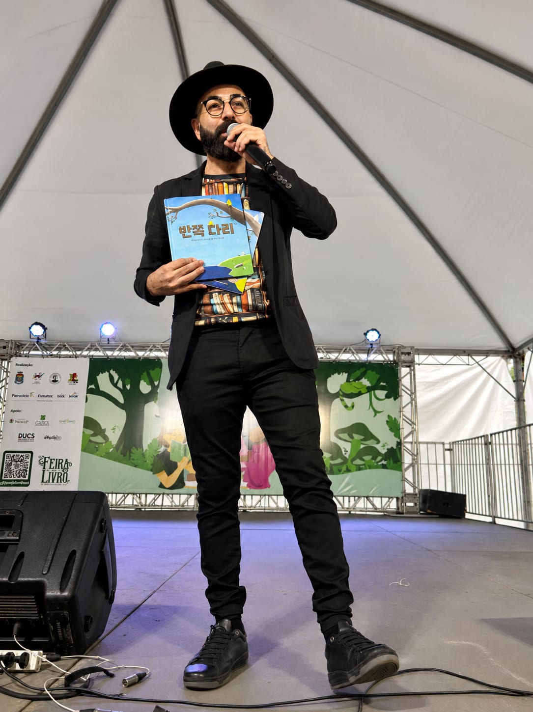 Eliandro Rocha no palco da Feira do Livro de Bento Gonçalves